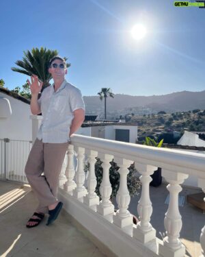 Christian Bonde Instagram - SÅ ER DER FANDME FERIEBILLEDER! Og da jeg ikke har nogle børn jeg kan låse inde i et rum og vise dem, så går det ud over jer 🤷🏼‍♂️

1) En mand på ferie
2) To unikke mænd med helt unik smag i briller 👓
3) En mand endnu mere på ferie end på billede 1
4) En mand der har været så meget på ferie, at han er blevet solskoldet alle andre steder end hvor han havde solbriller på
5) Min advokat (det er altid rart at have en med på ferie)
6) Min advokat igen. Jeg tror godt I kan se hvorfor vi lige skal have to billeder af ham. Mums 🤤
7) I troede vel ikke, at en selvstændig kunne tage på ferie, uden at spille padel!?
8) Padelmobilen 🎾
9) En mand der er blevet så solskoldet, at han har set sig nødsaget til at finde alternative arme.