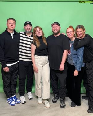 Christian Bonde Instagram - DER ER PREMIERE PÅ FØRSTE AFSNIT AF @fantinoogbonde I DIN PODCAST-APP NU 🎊

Og det betyder, at vi har været EKSTREMT tidligt oppe (med mindre du fx er bager, så var det alm. mødetid), for at tage på en presse-tur af Christopher’ske dimensioner! I dag er det lykkedes os at være på besøg på @radio100dk og @thevoicedk og @novafmdk og @popfmdk og på @radio100dk igen - så altså hvis du er i tvivl om, om vi har lavet en ny podcast nu, så er det i hvert fald hverken vores eller vores søde kollegaer hos @bauermediadk skyld! 

Jeg håber du vil give det et lyt ved lejlighed - og måske endda abonnere
🤞🏻❤️

MØS