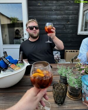 Christian Bonde Instagram - Så har jeg været på min første rigtige aktive ferie, og jeg vil simpelthen kalde det en udpræget succes! 🏃🏼‍♂️
1. Et billede ingen havde troet de nogensinde skulle se; det er åbenbart noget der hedder en “svedtransporterende trøje” (det har mine trøjer altid været, men denne her er lavet til det)
2. Når man har gået langt nok, så ser man ting. Bemærk vandflasken, som indikerer at aktivitetsniveauet er højt.
3. Her ser vi voldsom aktivitet i venstre arm.
4. Aktivitetsniveauet har nået et kritisk punkt og er kammet tydeligt over.

#aktivferie #aktivferiemedbørn #hiking #outdoors #trekking #trekkinglovers #bornholmvandreture