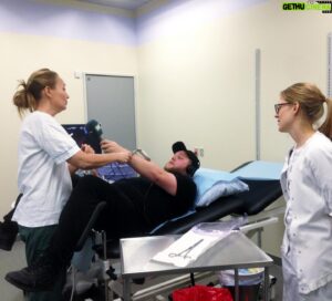 Christian Bonde Instagram - PERSONALENYT FRA CHRISTIAN BONDES INTRANET 📣
Jeg har simpelthen sagt op på DR. Det er cirka 7 år siden jeg startede som praktikant på @drp3 , og det har været fuldstændig wonderful hele vejen igennem, så det er svært at sige farvel. 

Jeg har haft nogle helt sindssyge oplevelser gennem mit job på DR, jeg har lært en masse og jeg har mødt nogle af mine allerbedste venner - men nu er det på tide at skulle videre, så jeg kan styre min egen tid 100%.

Jeg har haft et ultra-priviligeret job (se billeder), hvor jeg har fået lov til at leve af at få andre - og mig selv - til at grine. Selv om det ikke altid er lykkedes, så har det været en udsøgt fornøjelse. 

Tak, fordi I har skrevet/ringet/stemt/kommenteret/delt/liket og jeg skal fandme komme efter jer. Det betyder alverden ❤️

Og altså… det er jo ikke slut endnu! Hov? Var det et lille tease? Det kan du bide dig selv i næsen på! Meget mere om det, inden forfærdeligt længe.

Til sidst har jeg en lille bøn; Pas godt på DR. Næste gang I læser en artikel om, at der er blevet besluttet et eller andet himmelråbende vanvittigt, så tag lige en dyb indånding og giv dem en ekstra chance. De vil bare gerne lave public service i øjenhøjde med målgruppen, og selv om der nogle gange kan gå silostruktur og temasatsninger i den, så er der ikke nogen som er bedre til det end dem!

Nå, nu skal jeg ud og finde en måde at overholde mine terminer på mit realkreditlån på! @novonordisk , I ringer bare hvis I mangler noget julefrokostunderholdning eller I skal have en skide dyr podcast! 📞

Møs,
Christian