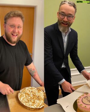 Christian Bonde Instagram - I dag har jeg fødselsdag🇩🇰
Den har jeg fejret ved at udvikle spændende podcastindhold sammen med @mariafantino og @joachimholmgaard , som du som licensbetaler kan begynde at nyde fra starten af næste år.

@mariafantino havde desuden bagt en fransk citrontærte til mig, og gjorde mig opmærksom på at jeg har fødselsdag samme dag som @olebirkolesen - så lånte @joachimholmgaard mig sine briller, og så fejrede vi min fødselsdag fuldstændig ligesom @olebirkolesen fejrede sin.

Til aften havde jeg købt 2 store bøffer, 3 slags sauce og så var der ellers fødselsdagsfest, hvor kaninerne ikke var på gæstelisten.

Nu har jeg lidt ondt i maven, men der er ny sæson af Jack Ryan og min hustru sover trygt på sofaen ved siden af mig - og på den måde er livet jo sådan set perfekt❤️

Knus
Christian