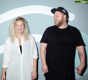 Christian Bonde Instagram - PERSONALENYT FRA CHRISTIAN BONDES INTRANET 📣
Jeg har simpelthen sagt op på DR. Det er cirka 7 år siden jeg startede som praktikant på @drp3 , og det har været fuldstændig wonderful hele vejen igennem, så det er svært at sige farvel. 

Jeg har haft nogle helt sindssyge oplevelser gennem mit job på DR, jeg har lært en masse og jeg har mødt nogle af mine allerbedste venner - men nu er det på tide at skulle videre, så jeg kan styre min egen tid 100%.

Jeg har haft et ultra-priviligeret job (se billeder), hvor jeg har fået lov til at leve af at få andre - og mig selv - til at grine. Selv om det ikke altid er lykkedes, så har det været en udsøgt fornøjelse. 

Tak, fordi I har skrevet/ringet/stemt/kommenteret/delt/liket og jeg skal fandme komme efter jer. Det betyder alverden ❤️

Og altså… det er jo ikke slut endnu! Hov? Var det et lille tease? Det kan du bide dig selv i næsen på! Meget mere om det, inden forfærdeligt længe.

Til sidst har jeg en lille bøn; Pas godt på DR. Næste gang I læser en artikel om, at der er blevet besluttet et eller andet himmelråbende vanvittigt, så tag lige en dyb indånding og giv dem en ekstra chance. De vil bare gerne lave public service i øjenhøjde med målgruppen, og selv om der nogle gange kan gå silostruktur og temasatsninger i den, så er der ikke nogen som er bedre til det end dem!

Nå, nu skal jeg ud og finde en måde at overholde mine terminer på mit realkreditlån på! @novonordisk , I ringer bare hvis I mangler noget julefrokostunderholdning eller I skal have en skide dyr podcast! 📞

Møs,
Christian