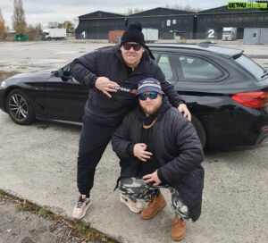 Christian Bonde Instagram - PERSONALENYT FRA CHRISTIAN BONDES INTRANET 📣
Jeg har simpelthen sagt op på DR. Det er cirka 7 år siden jeg startede som praktikant på @drp3 , og det har været fuldstændig wonderful hele vejen igennem, så det er svært at sige farvel. 

Jeg har haft nogle helt sindssyge oplevelser gennem mit job på DR, jeg har lært en masse og jeg har mødt nogle af mine allerbedste venner - men nu er det på tide at skulle videre, så jeg kan styre min egen tid 100%.

Jeg har haft et ultra-priviligeret job (se billeder), hvor jeg har fået lov til at leve af at få andre - og mig selv - til at grine. Selv om det ikke altid er lykkedes, så har det været en udsøgt fornøjelse. 

Tak, fordi I har skrevet/ringet/stemt/kommenteret/delt/liket og jeg skal fandme komme efter jer. Det betyder alverden ❤️

Og altså… det er jo ikke slut endnu! Hov? Var det et lille tease? Det kan du bide dig selv i næsen på! Meget mere om det, inden forfærdeligt længe.

Til sidst har jeg en lille bøn; Pas godt på DR. Næste gang I læser en artikel om, at der er blevet besluttet et eller andet himmelråbende vanvittigt, så tag lige en dyb indånding og giv dem en ekstra chance. De vil bare gerne lave public service i øjenhøjde med målgruppen, og selv om der nogle gange kan gå silostruktur og temasatsninger i den, så er der ikke nogen som er bedre til det end dem!

Nå, nu skal jeg ud og finde en måde at overholde mine terminer på mit realkreditlån på! @novonordisk , I ringer bare hvis I mangler noget julefrokostunderholdning eller I skal have en skide dyr podcast! 📞

Møs,
Christian