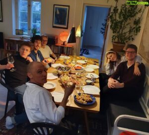 Christian Bonde Instagram - PERSONALENYT FRA CHRISTIAN BONDES INTRANET 📣
Jeg har simpelthen sagt op på DR. Det er cirka 7 år siden jeg startede som praktikant på @drp3 , og det har været fuldstændig wonderful hele vejen igennem, så det er svært at sige farvel. 

Jeg har haft nogle helt sindssyge oplevelser gennem mit job på DR, jeg har lært en masse og jeg har mødt nogle af mine allerbedste venner - men nu er det på tide at skulle videre, så jeg kan styre min egen tid 100%.

Jeg har haft et ultra-priviligeret job (se billeder), hvor jeg har fået lov til at leve af at få andre - og mig selv - til at grine. Selv om det ikke altid er lykkedes, så har det været en udsøgt fornøjelse. 

Tak, fordi I har skrevet/ringet/stemt/kommenteret/delt/liket og jeg skal fandme komme efter jer. Det betyder alverden ❤️

Og altså… det er jo ikke slut endnu! Hov? Var det et lille tease? Det kan du bide dig selv i næsen på! Meget mere om det, inden forfærdeligt længe.

Til sidst har jeg en lille bøn; Pas godt på DR. Næste gang I læser en artikel om, at der er blevet besluttet et eller andet himmelråbende vanvittigt, så tag lige en dyb indånding og giv dem en ekstra chance. De vil bare gerne lave public service i øjenhøjde med målgruppen, og selv om der nogle gange kan gå silostruktur og temasatsninger i den, så er der ikke nogen som er bedre til det end dem!

Nå, nu skal jeg ud og finde en måde at overholde mine terminer på mit realkreditlån på! @novonordisk , I ringer bare hvis I mangler noget julefrokostunderholdning eller I skal have en skide dyr podcast! 📞

Møs,
Christian