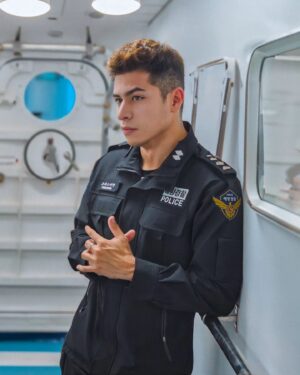 Christian Burgos Instagram - Policía por un día en nuevo programa...

외국인들이 이런 모습 처음이네..
'어서와 한국 살이는 처음이지' 
시즌2로 돌아왔어요🔥
7월17일 MBCevery1에서
8시30분😏
