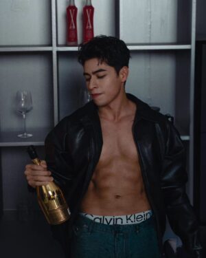 Christian Burgos Instagram - 🍾🍾🍾 🫠

by @whopic_movement