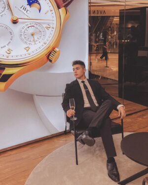 Christian Burgos Instagram - 🥂⌚ Muy trajeado estos días...