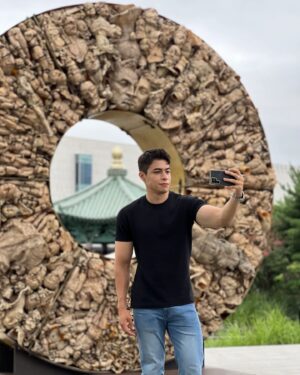 Christian Burgos Instagram - 🇲🇽 Si no han visto los Chalchihuites que están en Corea se lo están perdiendo. Son gigantes y representan la igualdad entre culturas y seres humanos.

Un pedacito de mi país en Corea 🔥🇰🇷

멕시코 조각가 하비에르 마린이 만드신 '찰치위틀레스' 작품을 국립중앙박물관에서 만나볼 수 있어요. :)