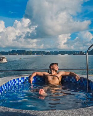 Christian Burgos Instagram - 🚢☀️