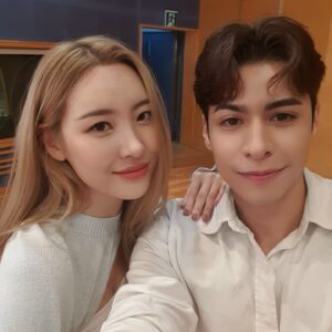 Christian Burgos Instagram - 주변에 좋은 사람 많아야 
더 좋은 사람 만나게 된다네

Ya puedo morir en paz jaja 😌🤍