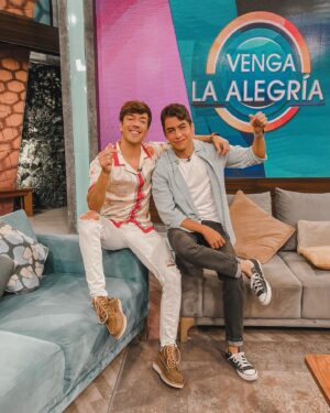 Christian Burgos Instagram - Creo que su historia de vida tiene que ser contada con mucho detalle en @WemoMX en nuestro Podcast ✨ ¡Que gusto que la televisión nos hizo encontrarnos @crisxt20! 🇲🇽🇰🇷 La historia de un mexicano en Corea que está triunfando en grande