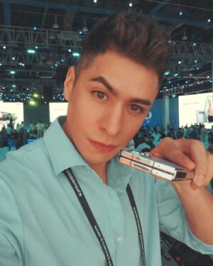 Christian Burgos Instagram - Este es el Nuevo #GalaxyZFold5
Este nuevo modelo se cierra hermoso 😭👏👏
¿Quién ya se decidió a cambiarse al mundo Flip? 

#JoinTheFlipSide #GalaxyUnpacked #SamsungUnpacked #TeamGalaxy