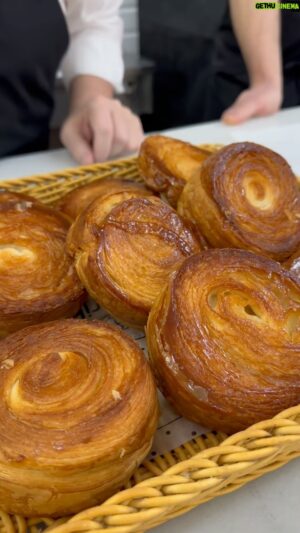 Christian Escribà Instagram - Coneixeu el Kouign Amann? La barreja entre un palmier i un croissant? Veniu i tasteu-lo a les nostres pastisseries 🤓🥐🌴

Conocéis el Kouign Amann? La mezcla entre una palmera y un cruasán? Venid y probarlo en nuestras pastelerias 🤓🥐🌴

#kouignamann @polescriba @patschmidtcakes @escriba1906 #barcelona #artesanal #brioixeria #bolleria #pastisseriaescriba #novedad #novetat #pastisseria #mantequilla #butter #mantega