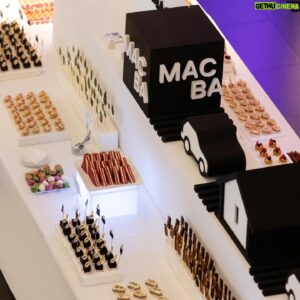 Christian Escribà Instagram - Taula dolça per event corporatiu al @macba_barcelona amb petit fours, rebosteria i maduixes amb xocolata! 🍓🍫🧁🎂

Mesa dulce para evento corporativo en el @macba_barcelona con petit fours, repostería y fresas con chocolate! 🍓🍫🧁🎂

@larocavillage #macba #barcelona @polescriba @laia1705 @ioiu133 #reposteria #dulce #museo #mesadulce #sweettable #tauladolça @patschmidtcakes #sweet #dulce #maduixes #strawberries