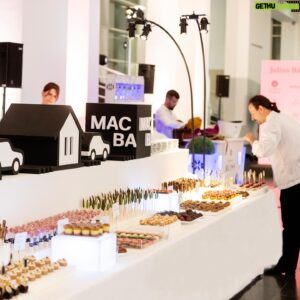 Christian Escribà Instagram - Taula dolça per event corporatiu al @macba_barcelona amb petit fours, rebosteria i maduixes amb xocolata! 🍓🍫🧁🎂

Mesa dulce para evento corporativo en el @macba_barcelona con petit fours, repostería y fresas con chocolate! 🍓🍫🧁🎂

@larocavillage #macba #barcelona @polescriba @laia1705 @ioiu133 #reposteria #dulce #museo #mesadulce #sweettable #tauladolça @patschmidtcakes #sweet #dulce #maduixes #strawberries
