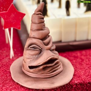 Christian Escribà Instagram - Pastís per Irene, una superfan molt especial de Harry Potter. Impressions en xocolata i modelats en pasta de sucre de @patschmidtcakes 🏰🧙‍♀️🪄🎂

Pastel para Irene, una superfan muy especial de Harry Potter. Impresiones en chocolate y moldeados en pasta de azúcar de @patschmidtcakes 🏰🧙‍♀️ 🎂

#harrypotter #magic #barcelona #birthdaycake #pastelcumpleaños #pastisaniversari #cake #sweet #pastis #pastisseriaescriba @polescriba 

Eres fan de Harry Potter?