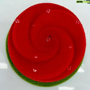Christian Escribà Instagram - Rosa de Sant Jordi: Pasta brisa de pistatxo, daquoise de coco, disc de merenga, crema de rosa, mousse xocolata blanca i acabat vellut vermell.🌹 Disponible a partir d’avui a les Pastisseries Escribà i a @glovo_es 

Pasta brisa de pistacho, daquoise de coco, disco de merengue, crema de rosa, mousse chocolate blanco y acabado terciopelo rojo. 🌹 Disponible a partir de hoy en las Pastelerías Escribà y en @glovo_es 

#santjordi #sanjorge #pastel #postre @polescriba  @escriba1906 #barcelona #rosa #🌹 #📖 #diada #desert #sweetbarcelona