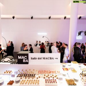 Christian Escribà Instagram - Taula dolça per event corporatiu al @macba_barcelona amb petit fours, rebosteria i maduixes amb xocolata! 🍓🍫🧁🎂

Mesa dulce para evento corporativo en el @macba_barcelona con petit fours, repostería y fresas con chocolate! 🍓🍫🧁🎂

@larocavillage #macba #barcelona @polescriba @laia1705 @ioiu133 #reposteria #dulce #museo #mesadulce #sweettable #tauladolça @patschmidtcakes #sweet #dulce #maduixes #strawberries
