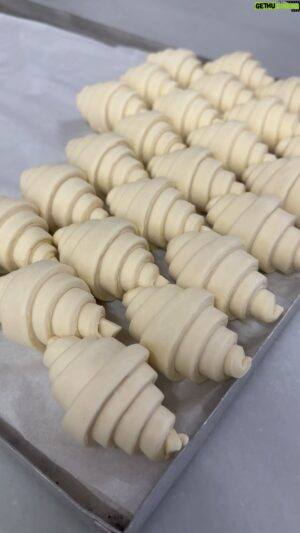 Christian Escribà Instagram - Avui Dia Mundial del Croissant, us explico la història dels croissants de mantega a Escribà i com una història d’amor ho canvia tot! 👨🏼‍🍳❤️🥐

Hoy Día Mundial del Cruasán, os explico la historia de los cruasanes de mantequilla en Escribà y cómo una historia de amor lo cambia todo! 👨🏼‍🍳❤️🥐

#worldcroissantday #diamundialdelcruasan #croissant #cruasan #amor #historia #mantequilla @patschmidtcakes @polescriba @escriba1906 #antoniescriba #barcelona #pastisseriaescriba #bolleriaartesanal #brioixeriaartesana