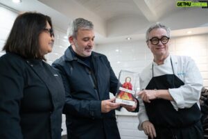 Christian Escribà Instagram - L’alcalde de Barcelona, Jaume Collboni el primer CAMPANER ESCRIBÀ ahir a la Nit Més Màgica de l’Any a la Pastisseria Escribà de Gran Via. 🎉👑🔔🥂

El alcalde de Barcelona, Jaume Collboni el primer Campanero Escribà ayer en la Noche Mas Mágica del Año en la Pastelería Escribà! 🎉👑🔔🥂

@jcollboni @patschmidtcakes @polescriba #barcelona #major #alcalde #campana #pastisseriaescriba #christianescriba #tortell #nitderreis #nochedereyes