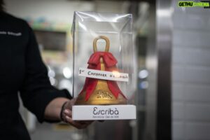 Christian Escribà Instagram - L’alcalde de Barcelona, Jaume Collboni el primer CAMPANER ESCRIBÀ ahir a la Nit Més Màgica de l’Any a la Pastisseria Escribà de Gran Via. 🎉👑🔔🥂

El alcalde de Barcelona, Jaume Collboni el primer Campanero Escribà ayer en la Noche Mas Mágica del Año en la Pastelería Escribà! 🎉👑🔔🥂

@jcollboni @patschmidtcakes @polescriba #barcelona #major #alcalde #campana #pastisseriaescriba #christianescriba #tortell #nitderreis #nochedereyes