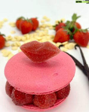 Christian Escribà Instagram - Per totes les mares. Macaron de maduixa amb crema muntada de vainilla amb maduixes del Maresme i llavi de pasta de fruita natural de maduixa. 💕 

Para todas las madres. Macaron de fresa con crema montada de vainilla con fresas del Maresme y labio de pasta de fruta natural de fresa. 💕

#diadelamadre #diadelamare @patschmidtcakes @polescriba @escriba1906 #fresas #maduixes #strawberries #vainilla #postre #desert #barcelona #loveumom #tequieromama #mama #mare #mum #mother