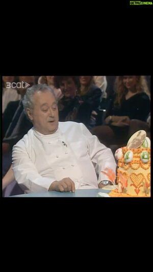 Christian Escribà Instagram - L’any 1991, el Màgic Andreu va entrevistar el@meu pare Antoni Escribà al programa “Això és massa” per parlar de les mones de Pasqua. N’hi havia una sobre la taula que va explotar i va deixar tothom ben empastifat. Bona mona a tothom!! 💥💕🍫

En 1991, Màgic Andreu entrevistó a mi padre Antoni Escribà en el programa “Això és massa” para hablar de las monas de Pascua. Había una sobre la mesa que explotó y dejó a todo el mundo bien embadurnado. Buena mona a todo el mundo!! 💥💕🍫

#padre #antoniescriba @polescriba @patschmidtcakes #mones #barcelona #broma ##1 #pascua #easter #magicandreu #orgull #tv3