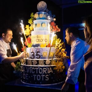 Christian Escribà Instagram - Gran nit ahir amb el pastis per la @fundaciovillavecchia amb @sitacarter i tot l’equip. Un plaer poder participar. ✌️LA VICTORIA DE TOTS 💕

Gran noche ayer con el pastel por @fundaciovillavecchia con @sitacarter y todo el equipo. Un placer poder participar. ✌️LA VICTORIA DE TODOS 💕