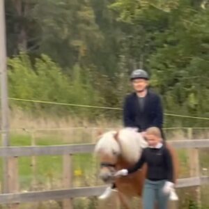 Christian Fuhlendorff Instagram - Så er man sgu ude og ride. Eller galopere hedder det vel… jeg ved i øvrigt ikke hvad min datter laver der. Flyt dig
