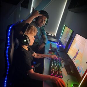 Christian Fuhlendorff Instagram - Jeg virker nærmest som den der er mest oppe og køre over sønnens gamer-setup😂