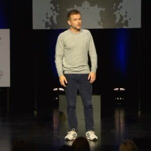 Christian Fuhlendorff Instagram - Karina håber vi dør samme, hvilket er total unfair, for hun er tolv et halvt år ældre end mig… men hvis jeg kender hende ret, så får hun sgu nok sin vilje😂
