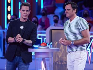 Christian Gálvez Instagram - Estas fotos marcan nuestra trayectoria en @altatensiontv . 

Un programa que hemos disfrutado muchísimo, un lugar donde personalmente he llorado, he reído y he aprendido junto a mi hermano @guardiolarafa y a todo el equipo de @fenixmediaaudiovisual .

Quiero agradecer cómo los concursantes me han sabido ayudar, respetar, animar y hacerme mejor día a día. Nunca olvidaré todo lo que han hecho por mi compañeros como @jmunaret5 @dorwinrin @cris_quicky @israel__diez @jojaleon @isalosada_ , @c.filomena76 ,  Roser, etc… 

Gracias a los espectadores por acompañarnos, a pesar de los cambios durante todo este tiempo. Nunca sabes quién puede estar viéndote, y nunca dejaré de ver a quienes nos vieron. Algunos  espectadores, literalmente, pueden cambiarte la vida.

Ha llegado el momento de decir adiós y, tal y como anunciaba cada vez que un concursante no superaba la repesca, un adiós significa un nuevo “hola”.

Y ese saludo corresponde a 25 Palabras, un nuevo concurso que dentro de muy poco podremos compartir en @mediasetcom .

Seguimos caminando. Y lo más importante de todo: mi Camino está lleno de Luz.

⭐️👣
