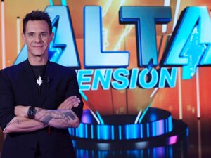 Christian Gálvez Instagram - Estas fotos marcan nuestra trayectoria en @altatensiontv . 

Un programa que hemos disfrutado muchísimo, un lugar donde personalmente he llorado, he reído y he aprendido junto a mi hermano @guardiolarafa y a todo el equipo de @fenixmediaaudiovisual .

Quiero agradecer cómo los concursantes me han sabido ayudar, respetar, animar y hacerme mejor día a día. Nunca olvidaré todo lo que han hecho por mi compañeros como @jmunaret5 @dorwinrin @cris_quicky @israel__diez @jojaleon @isalosada_ , @c.filomena76 ,  Roser, etc… 

Gracias a los espectadores por acompañarnos, a pesar de los cambios durante todo este tiempo. Nunca sabes quién puede estar viéndote, y nunca dejaré de ver a quienes nos vieron. Algunos  espectadores, literalmente, pueden cambiarte la vida.

Ha llegado el momento de decir adiós y, tal y como anunciaba cada vez que un concursante no superaba la repesca, un adiós significa un nuevo “hola”.

Y ese saludo corresponde a 25 Palabras, un nuevo concurso que dentro de muy poco podremos compartir en @mediasetcom .

Seguimos caminando. Y lo más importante de todo: mi Camino está lleno de Luz.

⭐️👣