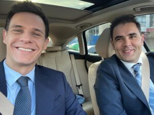Christian Gálvez Instagram - “Una de las cualidades más bonitas de la amistad verdadera es comprender y ser comprendido”.
Séneca.

En solo un año y medio estos dos nombres, Rubén Fernández y Olaya Taboada, se han convertido en personas imprescindibles en mi vida. 

Desde el primer saludo, el primer abrazo y las primeras sonrisas, supe que allí había respeto, cariño y unas ganas enormes de abrirme las puertas de sus corazones.

Desde el minuto uno supe que esa pareja  era especial, que ambos querían a @patriciapardo_tv por encima de todas las cosas, que habían cuidado de ella y que lo harían para siempre y que, por extensión, lo harían también conmigo. 

Así ha sido.

Nunca me han dejado solo. Están sin ser llamados. Son entrega sin pedir nada a cambio y adoro cuando charlamos los cuatro sobre sus batallitas en los tiempos en los que recorrían Santiago siendo dos niñas que iban juntas al colegio. 

Me siento muy honrado de sentirme tan especial a su lado y me encanta sentir lo especiales que son ellos. 

Qué bonito saber que en Galicia tengo dos  grandes familias, política y sentimental, y una hermandad, “La hermandad del cocido”. 😉

Como dijo Chaplin, ”Necesito de alguien que venga a luchar a mi lado sin ser llamado”. 

@olaya9961 y @ruben5e son dos de mis “soldados” favoritos.

Gracias chicos. 

Os queremos. 

♥️⭐️👣