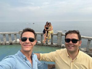 Christian Gálvez Instagram - “Una de las cualidades más bonitas de la amistad verdadera es comprender y ser comprendido”.
Séneca.

En solo un año y medio estos dos nombres, Rubén Fernández y Olaya Taboada, se han convertido en personas imprescindibles en mi vida. 

Desde el primer saludo, el primer abrazo y las primeras sonrisas, supe que allí había respeto, cariño y unas ganas enormes de abrirme las puertas de sus corazones.

Desde el minuto uno supe que esa pareja  era especial, que ambos querían a @patriciapardo_tv por encima de todas las cosas, que habían cuidado de ella y que lo harían para siempre y que, por extensión, lo harían también conmigo. 

Así ha sido.

Nunca me han dejado solo. Están sin ser llamados. Son entrega sin pedir nada a cambio y adoro cuando charlamos los cuatro sobre sus batallitas en los tiempos en los que recorrían Santiago siendo dos niñas que iban juntas al colegio. 

Me siento muy honrado de sentirme tan especial a su lado y me encanta sentir lo especiales que son ellos. 

Qué bonito saber que en Galicia tengo dos  grandes familias, política y sentimental, y una hermandad, “La hermandad del cocido”. 😉

Como dijo Chaplin, ”Necesito de alguien que venga a luchar a mi lado sin ser llamado”. 

@olaya9961 y @ruben5e son dos de mis “soldados” favoritos.

Gracias chicos. 

Os queremos. 

♥️⭐️👣