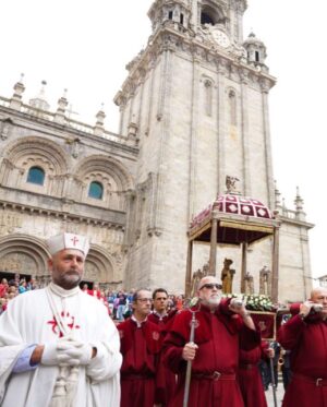Christian Gálvez Instagram - Hace un mes tuve el inmenso honor de convertirme en uno de los miembros de la comitiva de portadores de la Ofrenda Nacional en la Catedral De Santiago.

Acompañado y arropado por un grupo extraordinario de compañeros, generosos a más no poder, disfruté como nadie de ese paseo con la emoción propia de quien hace algo por primera vez solo que, en este caso, con una carga espiritual sobresaliente. 

Entrar por la fachada principal de la catedral y atravesar el Pórtico de la Gloria me hizo recordar las palabras de mi mujer, @patriciapardo_tv , sobre su infancia. Cómo era y cómo disfrutaba ella de “su” Santiago y “su” catedral; esa que, a su manera tan especial (como siempre), ha hecho también mía. Ese día estábamos a cientos de kilómetros de distancia, pero compartíamos emoción. 

Conocedor de la trascendencia que tiene todo lo que rodea al apóstol y a esta mágica ciudad, me siento un privilegiado y estoy profundamente agradecido a mis compañeros portadores: 

Juan MOURE
Mariano LLOVO 
Gabriel CALVO 
Amando CAMINO 
Marcos SOTO
José Luis VIÑA

Y, sobre todo, a los artífices de este regalo, junto con Pati, de quienes hablaré por aquí dentro de muy poco: 

Rubén Fernández y Olaya Taboada.

Moitas grazas, pareja, por hacerme sentir tan especial. 

#santiago 
#apostol 
#santiagodecompostela 
#25xullo 
#galicia