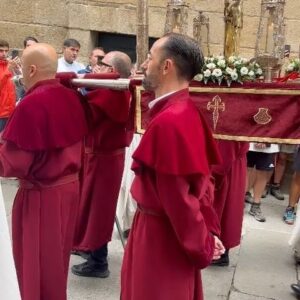 Christian Gálvez Instagram - Hace un mes tuve el inmenso honor de convertirme en uno de los miembros de la comitiva de portadores de la Ofrenda Nacional en la Catedral De Santiago.

Acompañado y arropado por un grupo extraordinario de compañeros, generosos a más no poder, disfruté como nadie de ese paseo con la emoción propia de quien hace algo por primera vez solo que, en este caso, con una carga espiritual sobresaliente. 

Entrar por la fachada principal de la catedral y atravesar el Pórtico de la Gloria me hizo recordar las palabras de mi mujer, @patriciapardo_tv , sobre su infancia. Cómo era y cómo disfrutaba ella de “su” Santiago y “su” catedral; esa que, a su manera tan especial (como siempre), ha hecho también mía. Ese día estábamos a cientos de kilómetros de distancia, pero compartíamos emoción. 

Conocedor de la trascendencia que tiene todo lo que rodea al apóstol y a esta mágica ciudad, me siento un privilegiado y estoy profundamente agradecido a mis compañeros portadores: 

Juan MOURE
Mariano LLOVO 
Gabriel CALVO 
Amando CAMINO 
Marcos SOTO
José Luis VIÑA

Y, sobre todo, a los artífices de este regalo, junto con Pati, de quienes hablaré por aquí dentro de muy poco: 

Rubén Fernández y Olaya Taboada.

Moitas grazas, pareja, por hacerme sentir tan especial. 

#santiago 
#apostol 
#santiagodecompostela 
#25xullo 
#galicia