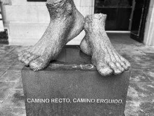Christian Gálvez Instagram - Camino recto, camino erguido.
Camino buscando un sentido.
Camino porque tengo un objetivo.
Y no pararé hasta alcanzar mi destino. 

Francisco Porto. 

Ultreia et suseia. 
👣👣
