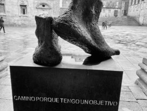 Christian Gálvez Instagram - Camino recto, camino erguido.
Camino buscando un sentido.
Camino porque tengo un objetivo.
Y no pararé hasta alcanzar mi destino. 

Francisco Porto. 

Ultreia et suseia. 
👣👣