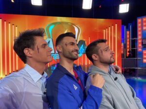 Christian Gálvez Instagram - Estas fotos marcan nuestra trayectoria en @altatensiontv . 

Un programa que hemos disfrutado muchísimo, un lugar donde personalmente he llorado, he reído y he aprendido junto a mi hermano @guardiolarafa y a todo el equipo de @fenixmediaaudiovisual .

Quiero agradecer cómo los concursantes me han sabido ayudar, respetar, animar y hacerme mejor día a día. Nunca olvidaré todo lo que han hecho por mi compañeros como @jmunaret5 @dorwinrin @cris_quicky @israel__diez @jojaleon @isalosada_ , @c.filomena76 ,  Roser, etc… 

Gracias a los espectadores por acompañarnos, a pesar de los cambios durante todo este tiempo. Nunca sabes quién puede estar viéndote, y nunca dejaré de ver a quienes nos vieron. Algunos  espectadores, literalmente, pueden cambiarte la vida.

Ha llegado el momento de decir adiós y, tal y como anunciaba cada vez que un concursante no superaba la repesca, un adiós significa un nuevo “hola”.

Y ese saludo corresponde a 25 Palabras, un nuevo concurso que dentro de muy poco podremos compartir en @mediasetcom .

Seguimos caminando. Y lo más importante de todo: mi Camino está lleno de Luz.

⭐️👣