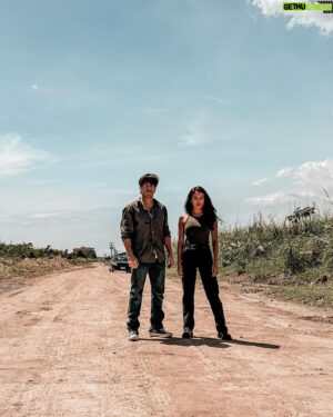 Christian Kane Instagram - Out in the middle of Nowhere, Nowhere. Either about to solve crime or about to whip someone’s ass. Stay tuned. Probably the latter, knowing us.  #almostparadise @almostparadisetv @amazonfreevee @amazonprime