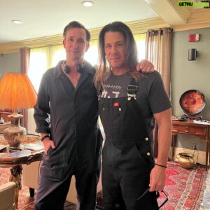 Christian Kane Instagram - Kickin’ off #onesiefridays without @bethriesgraf @aleyse.shannon and #ginabellman cause they’re off today even tho it was their freakin idea. #representing #leverageredemption @imdbtv