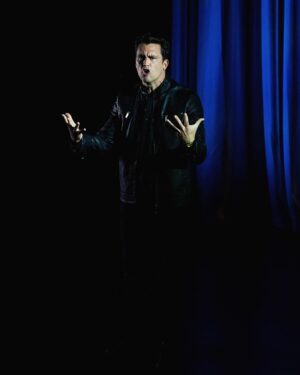 Christian McGaffney Instagram - Volver para siempre.

El año pasado regresé a las tablas después de 10 años sin hacer teatro.

No sabía lo que extrañaba estar en un escenario hasta que llegamos a la semana de ensayos técnicos de “Las Aventuras de Juan Planchard”, en el Colony Theater. Habíamos estado 1 mes en un cuarto de ensayo y recuerdo que al regresar a casa, después de estar todo el día en el teatro, lloré de felicidad. 
No entendí, hasta hace poco, que había llorado de gratitud al poder volver al sitio en donde me enamoré de lo que hago. 
.
Hoy celebro el día mundial del teatro, efeméride que no celebraba desde hace años con la auto-excusa de sentir que no pertenecía a él después de tantos años de ausencia. 
Pero hace un tiempo escuché una frase en la serie Paquita Salas que me dejará celebrar este día y todos los siguientes 27 de Marzo, así no esté en las tablas en ese momento. 
.
“Un actor/actriz que no trabaja es un superviviente”. 
.
Feliz día a todos los que amamos volver a casa. A todos los supervivientes.