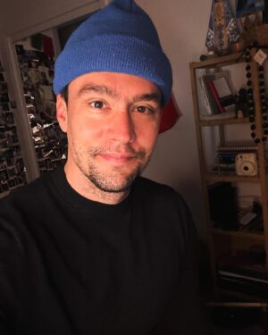 Christian McGaffney Instagram - Hola, son las 5am y no sé qué hago despierto, ni por qué tengo un pasamontañas dentro de mi casa ni por qué estoy posteando esto a esta hora. Manden ayuda. Manden café.