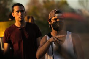 Christian McGaffney Instagram - Aquí está él. Concentrado, pensando en la escena que se viene. Guapo, sudado y con pinta de haber pasado roncha. Con una gran pasión por lo que hace. Firme pero vulnerable. 
.
El otro es @indiegocinema quien está cumpliendo hoy 30 años. Vayan a darle amor o algo más.
.
🫶🏻😘