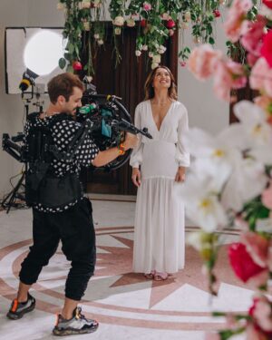 Christian Monassa Instagram - Honra minha dirigir a campanha de dia das mães @lancomeofficial💗 Pura gratidão ao dia e a esse time incrível! 🎬@film_in_ 

📸 @manoellamello