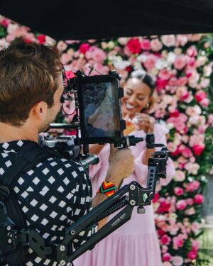 Christian Monassa Instagram - Honra minha dirigir a campanha de dia das mães @lancomeofficial💗 Pura gratidão ao dia e a esse time incrível! 🎬@film_in_ 

📸 @manoellamello