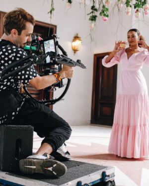 Christian Monassa Instagram - Honra minha dirigir a campanha de dia das mães @lancomeofficial💗 Pura gratidão ao dia e a esse time incrível! 🎬@film_in_ 

📸 @manoellamello