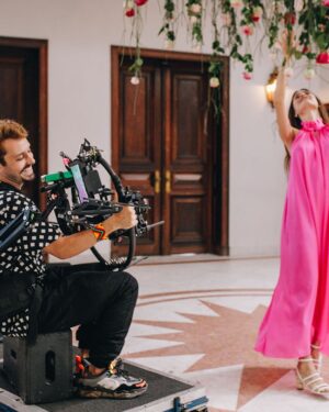 Christian Monassa Instagram - Honra minha dirigir a campanha de dia das mães @lancomeofficial💗 Pura gratidão ao dia e a esse time incrível! 🎬@film_in_ 

📸 @manoellamello