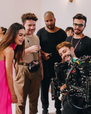 Christian Monassa Instagram - Honra minha dirigir a campanha de dia das mães @lancomeofficial💗 Pura gratidão ao dia e a esse time incrível! 🎬@film_in_ 

📸 @manoellamello